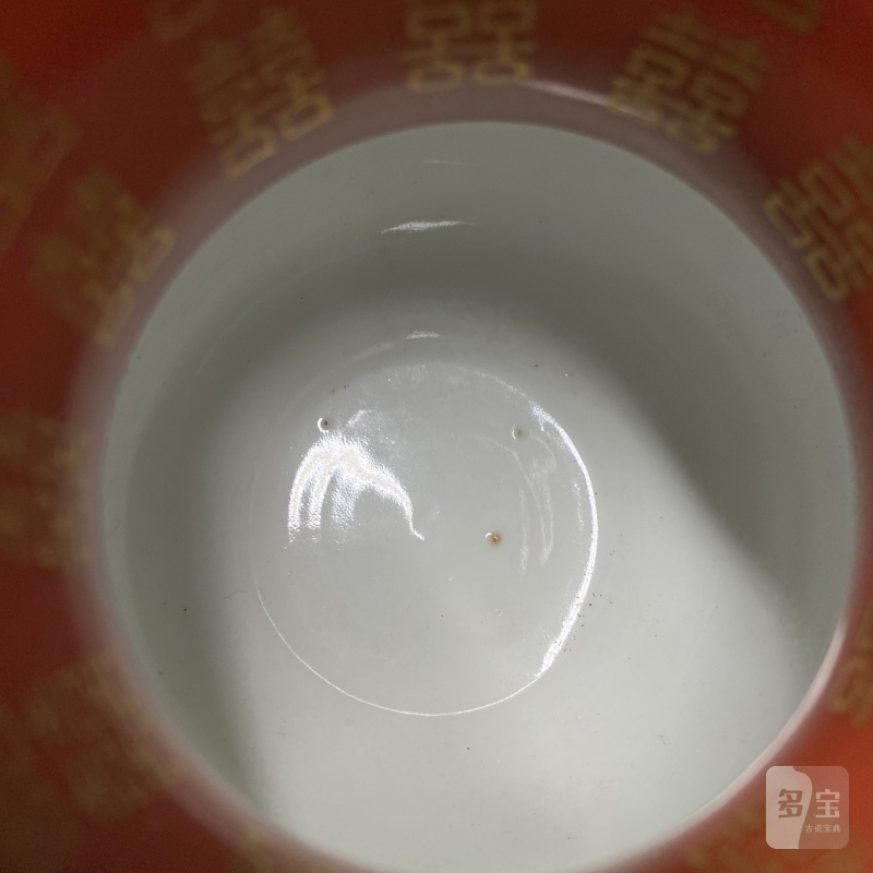 清同治 珊瑚红地描金开光粉彩龙凤喜字纹渣斗（一对） - 图12